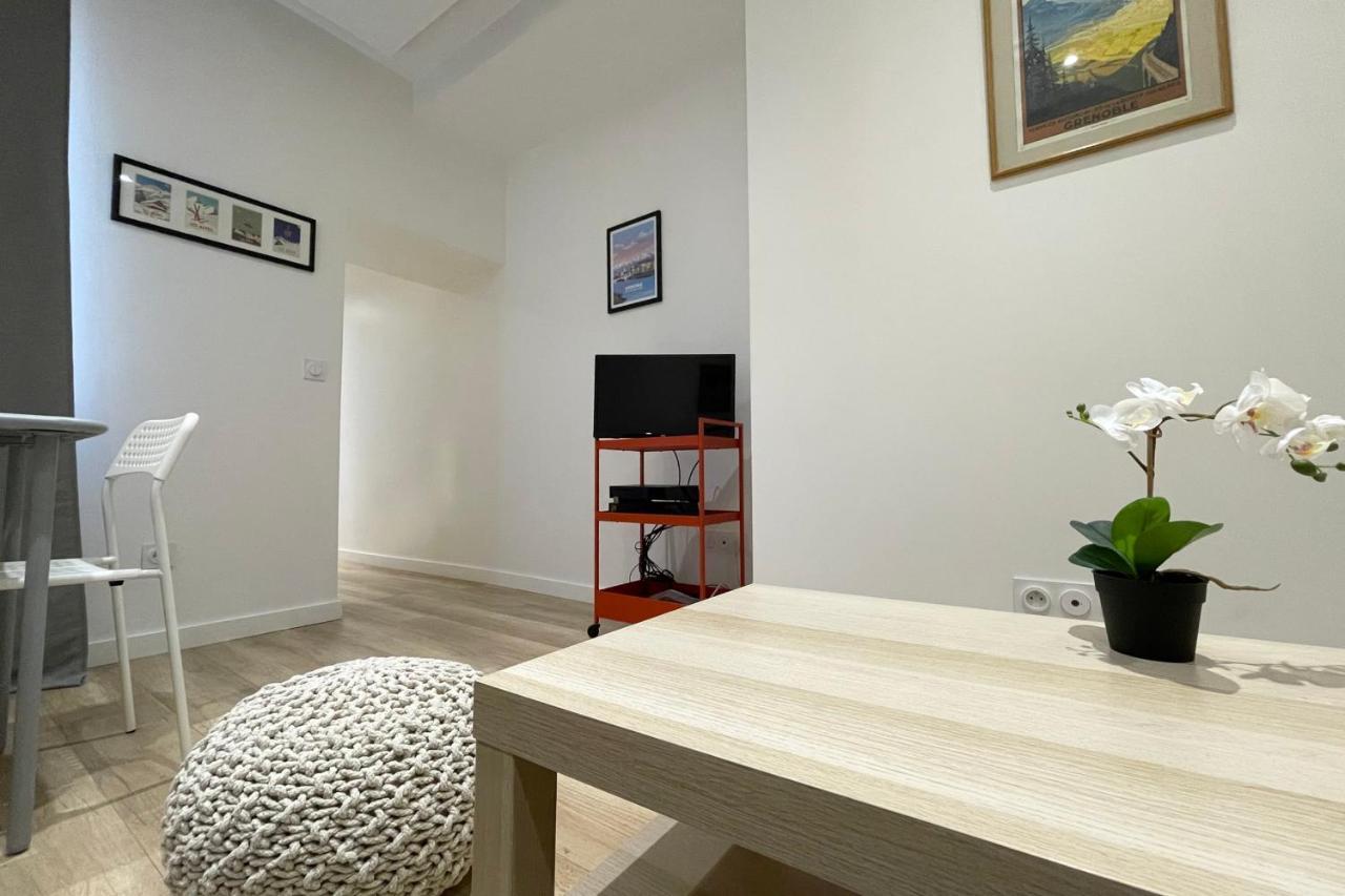 #Cf In White&Gray Center Apartment เกรอน็อบล์ ภายนอก รูปภาพ